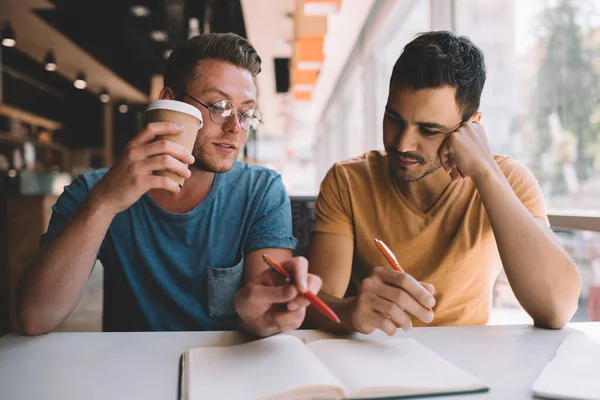 Smarta Kaukasiska Hipster Killar Som Samarbetar Planering Start Projekt Strategi — Stockfoto