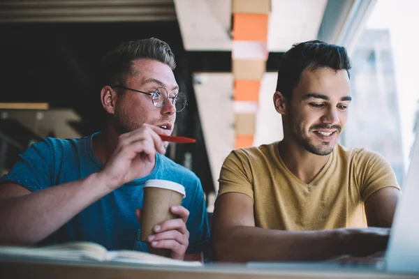 Estudiantes Jóvenes Cualificados Haciendo Cursos Juntos Hablando Sobre Soluciones Estrategia — Foto de Stock