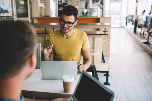 Redusert Bilde Kaukasiske Mannlige Entreprenører Som Har Møte Kommunisere Felles – stockfoto