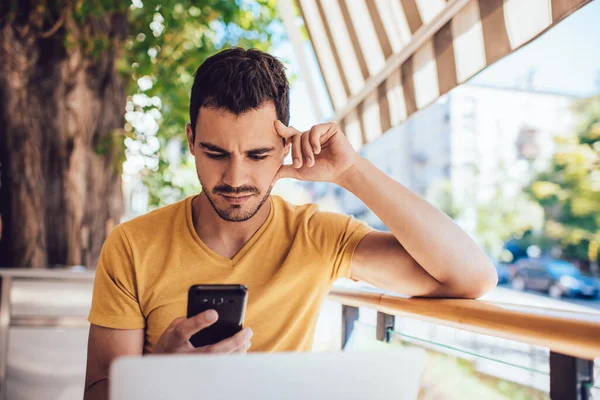 Sério Blogueiro Masculino Caucasiano Verificando Notificações Smartphone Usando Para Conversar — Fotografia de Stock