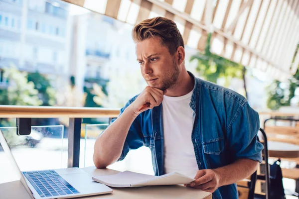 Chico Hipster Caucásico Serio Comprobar Los Datos Analizar Los Comentarios —  Fotos de Stock