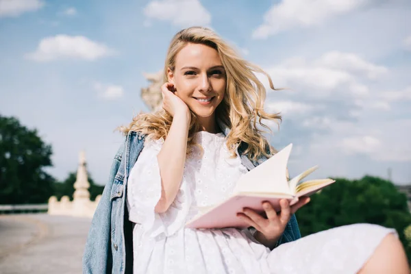 Mooie Jonge Dame Witte Jurk Aanpassen Blond Haar Glimlachen Voor — Stockfoto