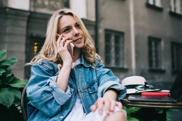 Stylish Blonde Woman Thoughtfully Talking Mobile Phone Listening Smile Work — Stock Photo, Image