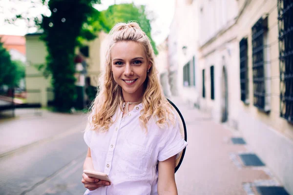 Mujer Sonriente Alegre Blusa Ligera Usando Teléfono Inteligente Mientras Descansa — Foto de Stock