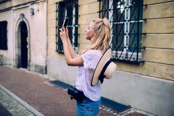 Vista Lateral Mujer Concentrada Con Pelo Rubio Ropa Casual Tomar — Foto de Stock