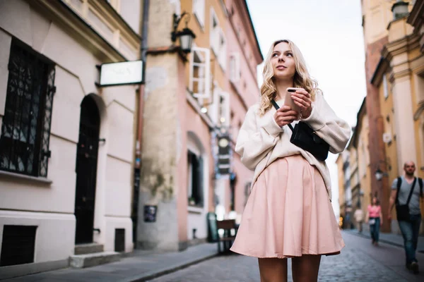 Van Beneden Reizen Doordachte Romantische Blonde Casual Outfit Riem Tas — Stockfoto