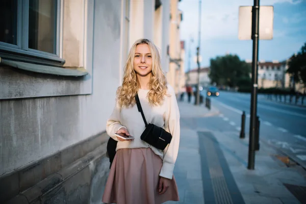 Jonge Mooie Dame Casual Kleding Smartphone Hand Glimlachen Kijken Naar — Stockfoto