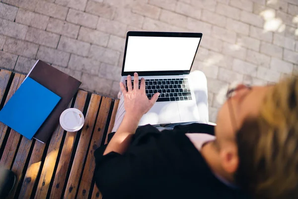 Vedere Sus Tânărului Care Navighează Laptop Ecran Gol Timp Stă — Fotografie, imagine de stoc