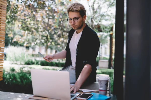 Baixo Ângulo Calma Adulto Freelancer Óculos Roupas Casuais Concentrando Tela — Fotografia de Stock