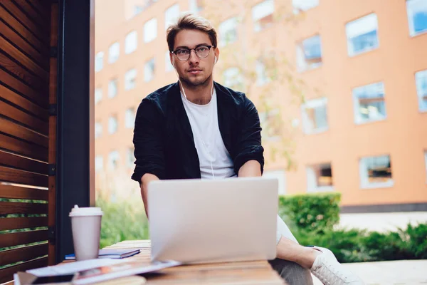 Dal Basso Calmo Maschio Abbigliamento Casual Occhiali Con Auricolari Utilizzando — Foto Stock