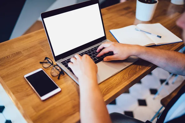 Cima Anônimo Masculino Digitando Teclado Laptop Com Tela Branco Enquanto — Fotografia de Stock