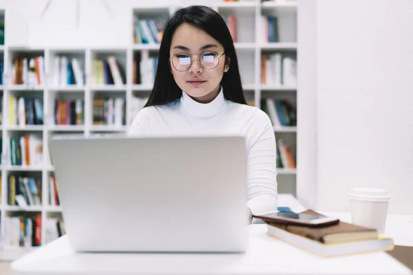 안경을 공식적 책상에 전화번호부 책상에 노트북 컴퓨터와 작용을 전형적 아시아 — 스톡 사진