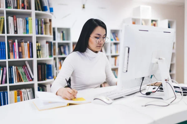 Mujer Étnica Atenta Wistful Gafas Usando Computadora Moderna Mientras Sienta — Foto de Stock