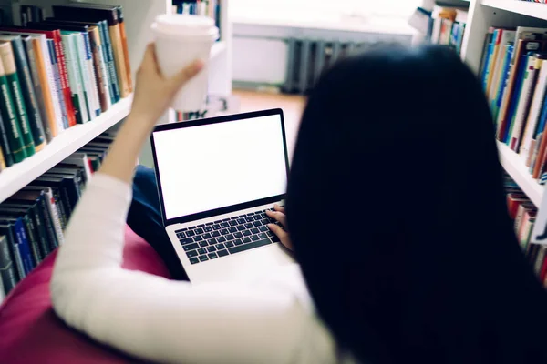 Mujer Pelo Negro Blanco Con Taza Plástico Portátil Navegación Sentado — Foto de Stock