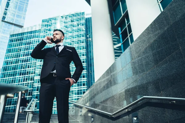 Hombre Elegante Traje Negocios Charlando Través Del Teléfono Móvil Mientras — Foto de Stock