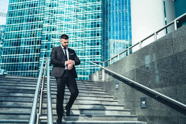 Шикарный Бизнесмен Черном Костюме Галстуке Спускающийся Лестнице Проверяет Время Наручных — стоковое фото