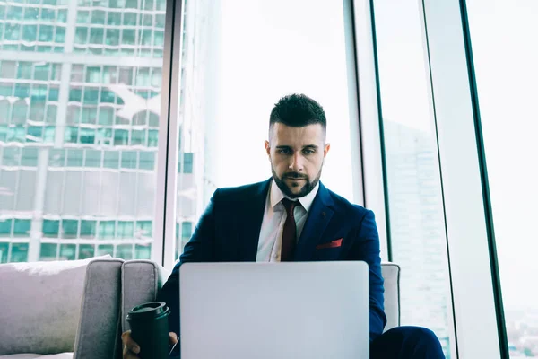 Gestionnaire Barbu Concentré Dans Usure Formelle Tenant Tasse Boisson Pour — Photo