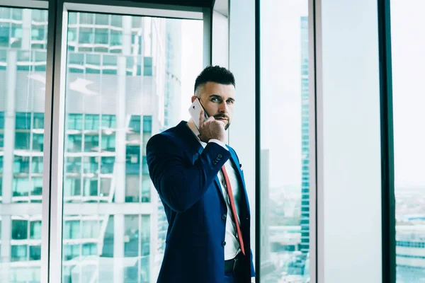 Confident Focused Professional Entrepreneur Formal Suit Speaking Smartphone While Standing — Stock Photo, Image