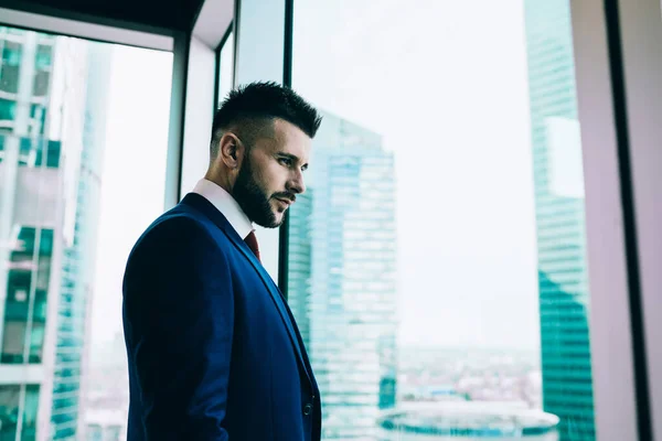 Uomo Affari Determinato Successo Abiti Eleganti Contemplando Passato Futuro Mentre — Foto Stock