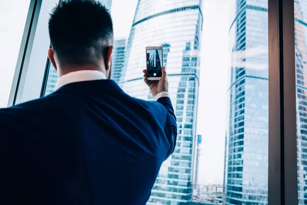 Πίσω Όψη Ενός Έξυπνου Άντρα Διευθυντή Κοστούμι Που Φωτογραφίζει Ουρανοξύστες — Φωτογραφία Αρχείου