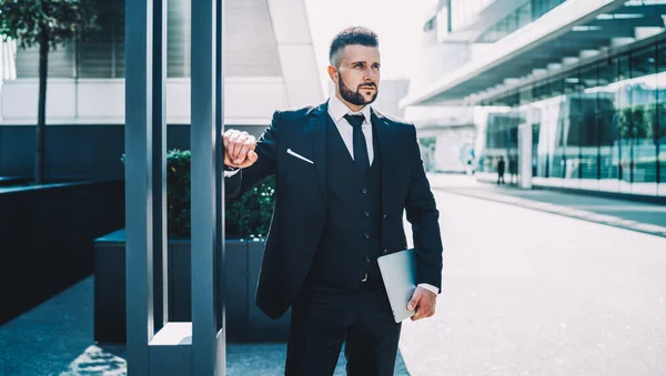 Pensivo Homem Executivo Determinado Elegante Terno Preto Gravata Com Laptop — Fotografia de Stock