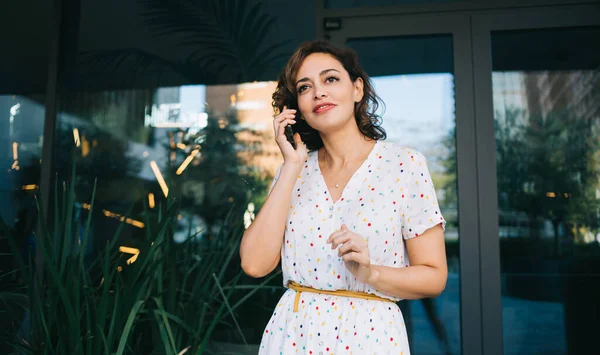 Baixo Jovem Fêmea Roupa Casual Falando Telefone Sorrindo Olhando Para — Fotografia de Stock