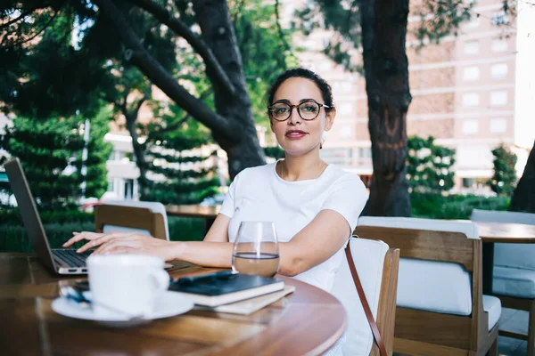 Smart Frau Lässiger Weißer Kleidung Und Brille Sitzt Holztisch Straßencafé — Stockfoto
