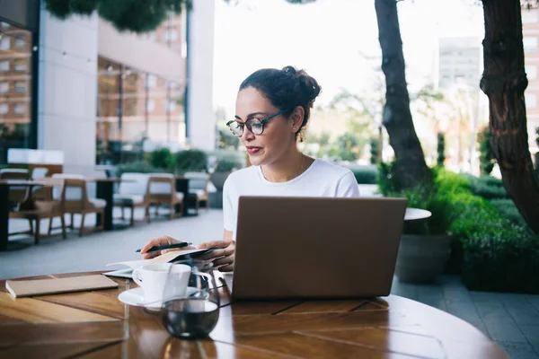 Jeune Entrepreneure Tenue Décontractée Lunettes Écrivant Des Notes Dans Planificateur — Photo