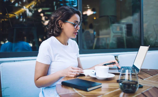 Freelancer Feminino Casual Digitando Teclado Laptop Segurando Caneta Planejador Diário — Fotografia de Stock