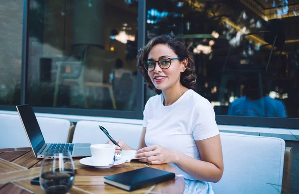 Jeune Femme Vêtements Décontractés Légers Portant Des Lunettes Souriant Caméra — Photo