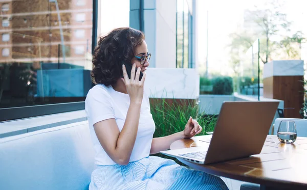 Vista Lateral Freelancer Feminino Óculos Camiseta Branca Usando Gadgets Enquanto — Fotografia de Stock