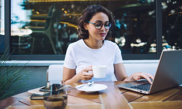 Sorrindo Jovem Mulher Vestindo Shirt Branca Óculos Desfrutando Chá Manhã — Fotografia de Stock
