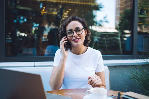 Mujer Feliz Ropa Casual Sonriendo Cámara Mientras Responde Llamada Telefónica —  Fotos de Stock