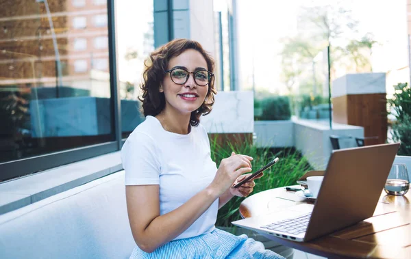 Femme Décontractée Portant Shirt Blanc Lunettes Souriant Caméra Tout Naviguant — Photo