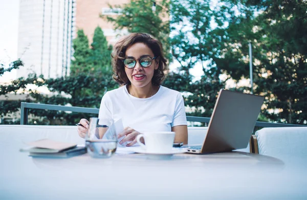 Joyeuse Jeune Femme Shirt Blanc Lunettes Tournant Page Paperasse Tout — Photo