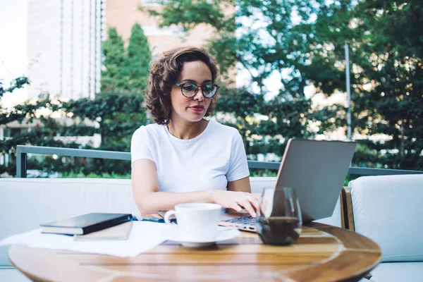 Jeugdige Vrouw Met Kort Haar Wit Shirt Bril Zoek Naar — Stockfoto