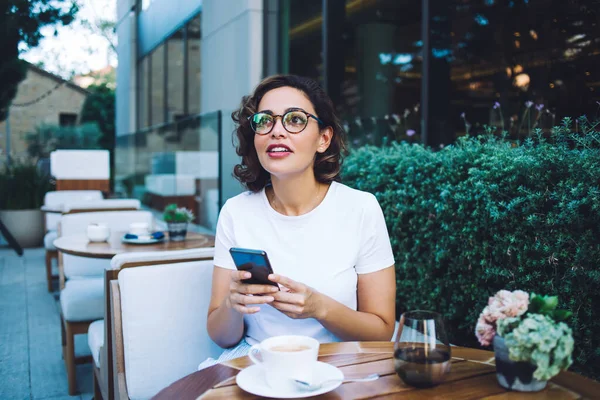 Mujer Joven Excitada Con Pelo Rizado Gafas Mirando Hacia Otro — Foto de Stock