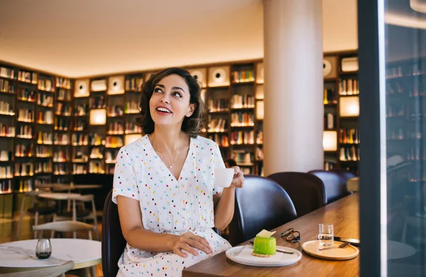 Vrolijke Jonge Vrouw Casual Kleding Glimlachend Kijkend Weg Tijdens Het — Stockfoto