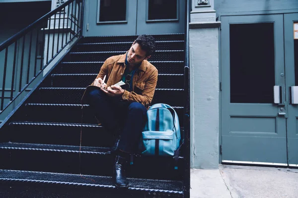 Guapo Hombre Serio Ropa Casual Haciendo Notas Cuaderno Con Pluma — Foto de Stock