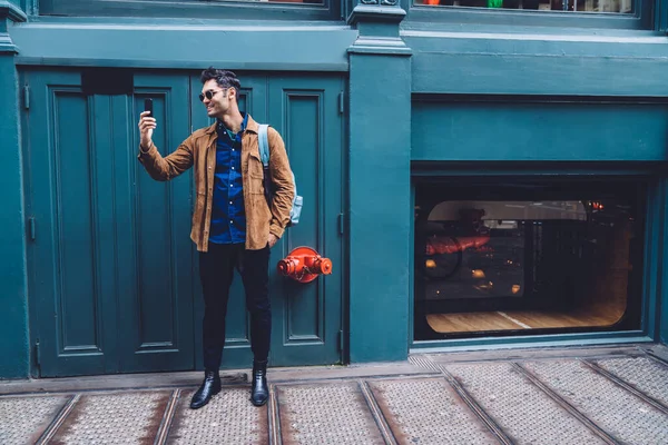 Bonito Jovem Com Mochila Roupas Moda Óculos Sol Sorrindo Tirando — Fotografia de Stock