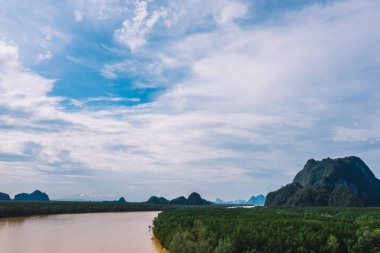 Mangrov ormanlarının, nehir kanallarının ve dağların hava manzarası. Tayland 'daki Ao Phang Nga Körfezi Ulusal Parkı' ndaki tropikal su ormanlarının güzel panoramik doğa manzarası kuşbakışı.