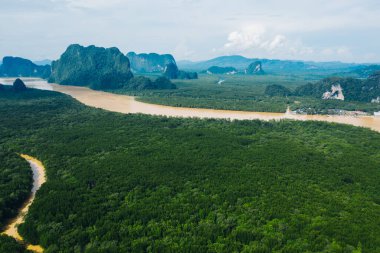 Mangrov ormanlarının, nehir kanallarının ve dağların hava manzarası. Tayland 'daki Ao Phang Nga Körfezi Ulusal Parkı' ndaki tropikal su ormanlarının güzel panoramik doğa manzarası kuşbakışı.