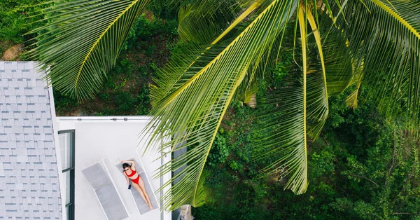 Vista Aérea Turista Femenina Traje Baño Rojo Tumbada Sobre Una — Foto de Stock