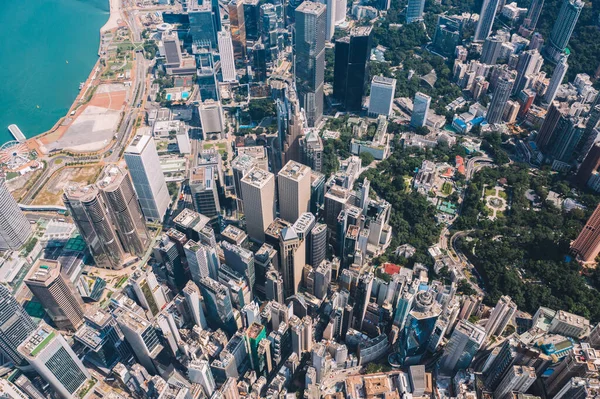 大都市湾を望む香港高層ビル群のドローンからの空中風景パノラマビュー ビジネスや金融ビルと都市のダウンタウンの近代的な具体的な街並み 都市インフラ — ストック写真