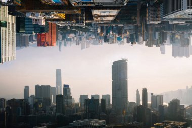 Gelecekçi çoklu evren dünya konsepti. Şehir merkezi, gökdelenlerin altında ufuk çizgisi ve şehir manzarası var. İki paralel dünya. Alternatif gerçeklik boyutu