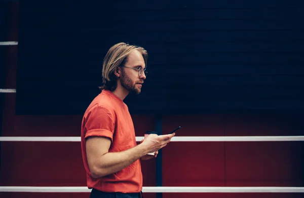 Skägg Modern Hipster Glasögon Med Långt Hår Röd Shirt Meddelande — Stockfoto