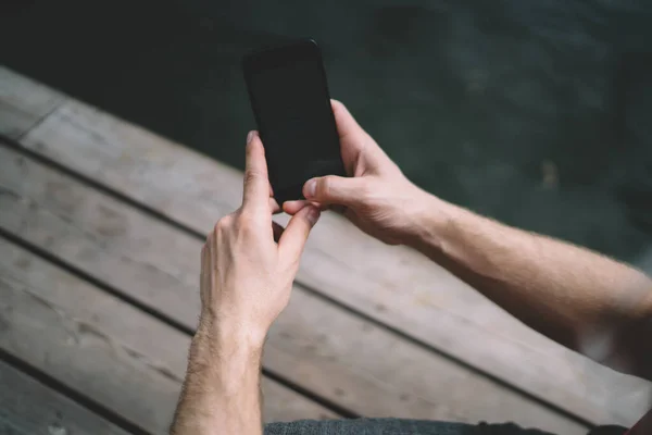 Fentről Termés Felismerhetetlen Személy Üzenetküldés Modern Mobiltelefon Fekete Üres Képernyőn — Stock Fotó
