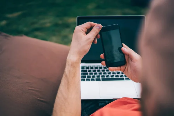 Crop Felülnézetből Távoli Munkavállaló Alkalmi Viselet Laptop Lábakon Babzsák Segítségével — Stock Fotó