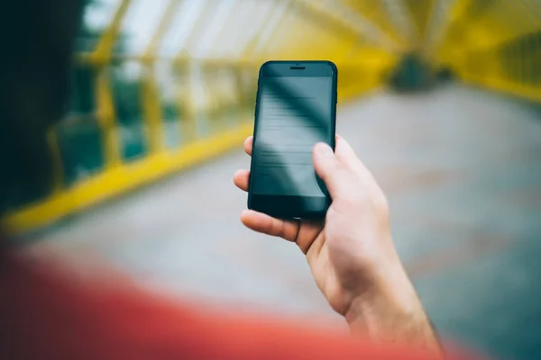 Gezichtsloze Man Die Mobiele Telefoon Hand Houdt Naar Het Scherm — Stockfoto