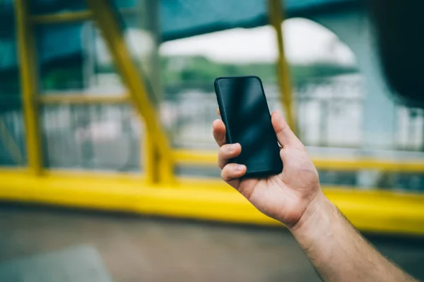 Mão Colheita Pessoa Sem Rosto Segurando Celular Preto Com Tela — Fotografia de Stock